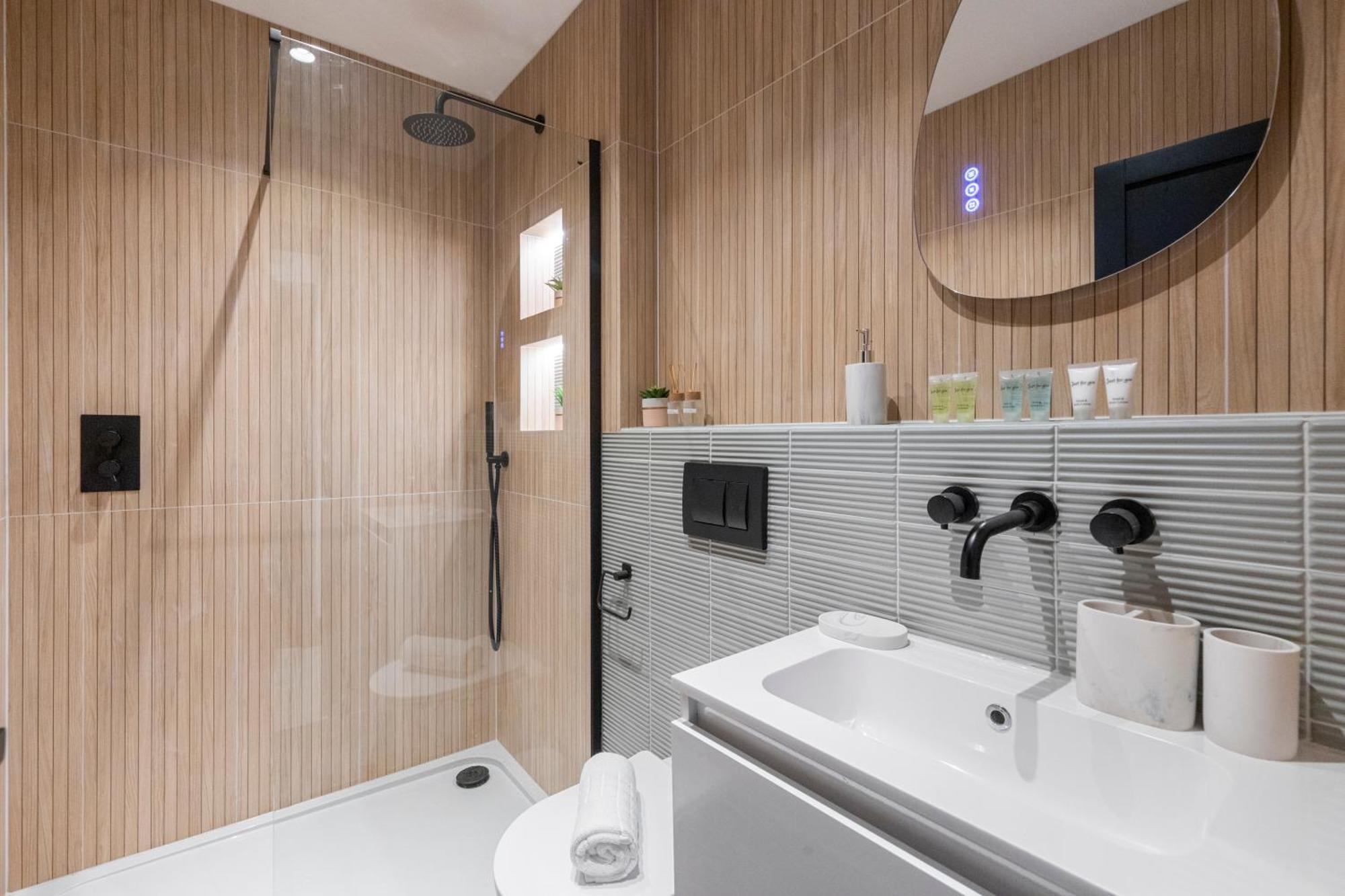 Apartamento Unwind In Style 2Br With Cozy Backyard For Groups Londres Exterior foto
