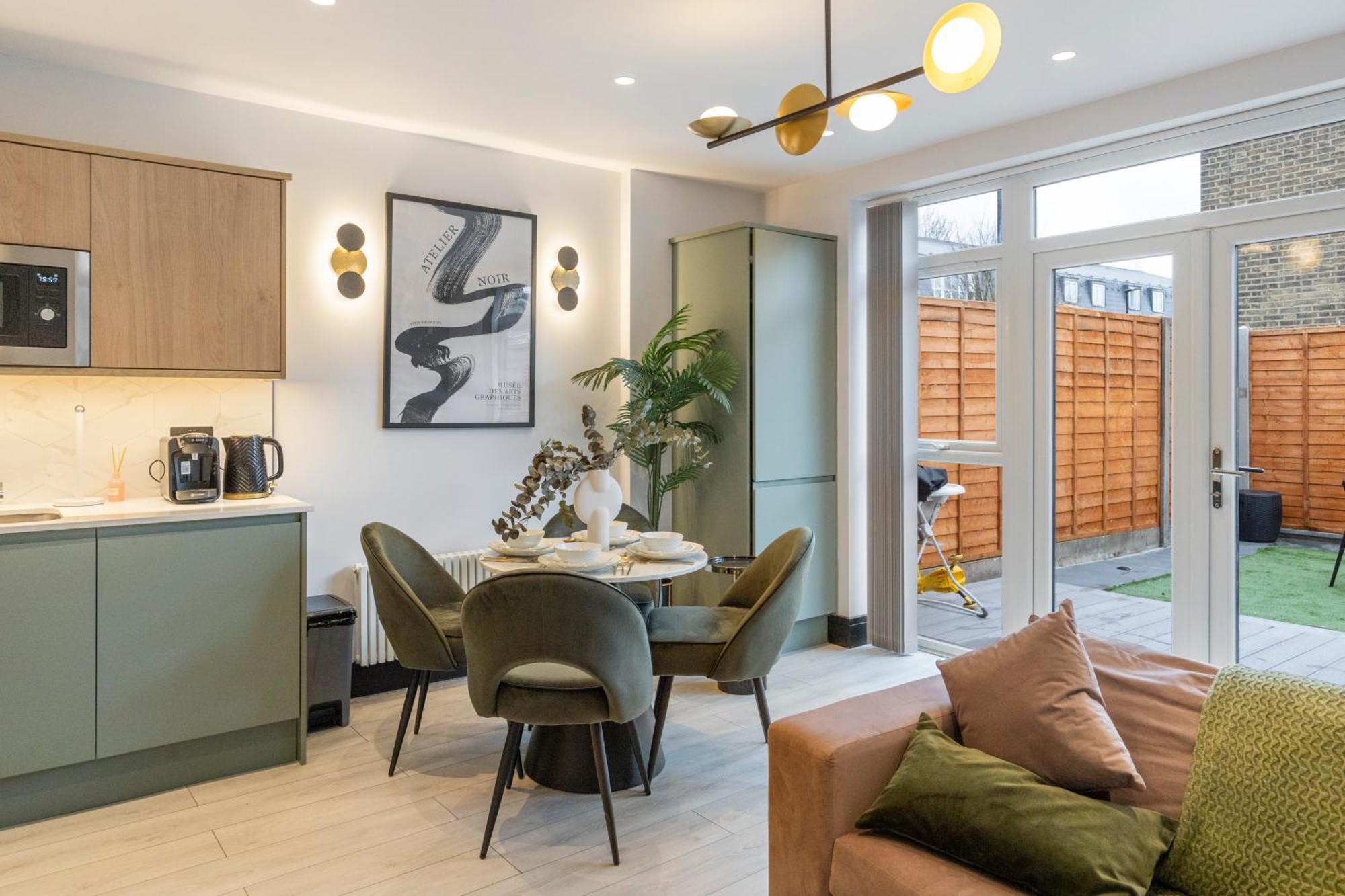 Apartamento Unwind In Style 2Br With Cozy Backyard For Groups Londres Exterior foto