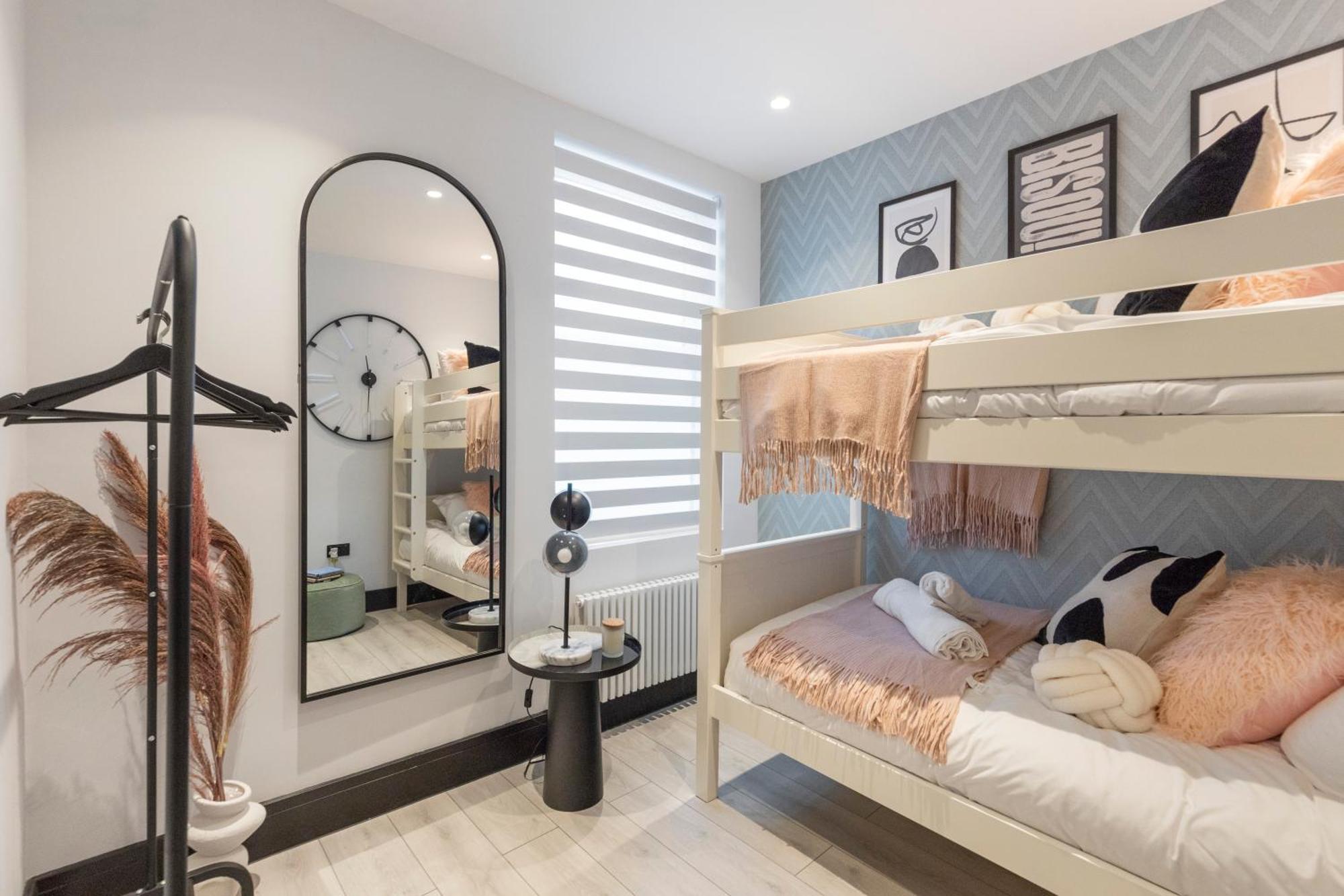 Apartamento Unwind In Style 2Br With Cozy Backyard For Groups Londres Exterior foto