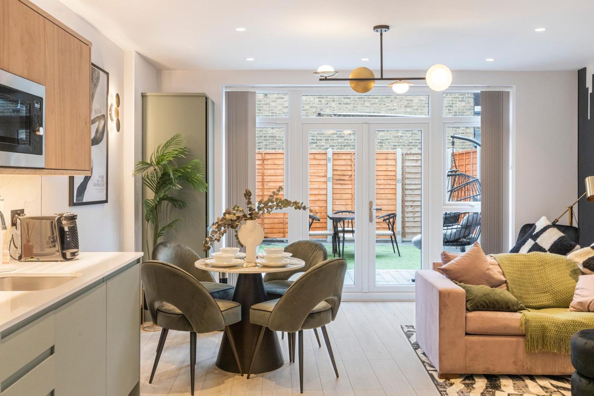 Apartamento Unwind In Style 2Br With Cozy Backyard For Groups Londres Exterior foto